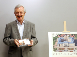 Rundāles pils direktors Imants Lancmanis piedalās Rundāles pilij veltītās pastmarkas un aploksnes prezentācijas pasākumā. Foto: Evija Trifanova, LETA