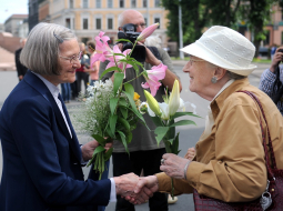 Lidiju Lasmani pie Brīvības pieminekļa jubilejā sveica daudzi cilvēki. Foto: Edijs Pālens, LETA