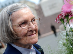 Lidija Lasmane pie Brīvības pieminekļa savā 90 gadu jubilejas dienā. Foto: Edijs Pālens, LETA