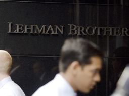 Uzraksts pie "Lehman Brothers" biroja ēkas Ņujorkā. 2008.gads. Foto: AFP/LETA
