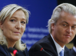 Eiropas labējie - Marina Lepēna (no kreisās) un Gerts Vilderss preses konferencē pēc frakcijas izveidošanas. Foto: EPA/LETA