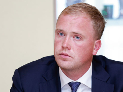 Par uzturēšanās atļauju lobija jauno seju kļuvis eksdeputāts Viktors Valainis. Viņaprāt, pēc smagās ekonomiskās krīzes jauno projektu būvnieki orientējušies tikai uz ārzemju pircējiem. Ja tie beidzas, apdraudētas esot 200 miljonu eiro investīcijas un 5000 cilvēku darbavietas saistītajos sektoros.