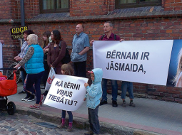 Vairāki simti protestētāju Liepājā piektdien skaļi iebilda pret tiesas lēmumu, ar kuru brīvībā atstāti mazas meitenes seksuālie izmantotāji — daudzi uzskata, ka spriedums ir «nesamērīgi maigs», un apšauba gan prokuratūras, gan tiesas rīcību šajā lietā.