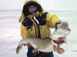Didzis Vinogradovs cīnījās 20 minūtes, kamēr no āliņģa Alūksnes ezerā izvilka 11,3 kg smagu un 114 cm garu līdaku.
