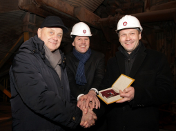 Izgāzušies vai iepirkušies? Šogad janvārī - uzņēmuma "KVV Liepājas metalurgs" valdes loceklis Igors Kovaļenko (no kreisās), Finanšu konsultāciju kompānijas "Prudentia" partneris un valdes priekšsēdētājs Kārlis Krastiņš, "Liepājas metalurga" maksātnespējas administrators Haralds Velmers ar uzņēmuma atslēgām preses konferences laikā, kurā informē par a/s "Liepājas metalurgs" pārdošanas darījuma noslēgšanu. Foto: Ieva Čīka, LETA