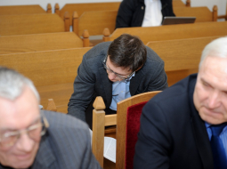 Apsūdzētais bijušais Andra Šķēles padomnieks Jurģis Liepnieks pērngada maijā pirms Rīgas apgabaltiesas sēdes, kurā turpina skatīt tā dēvēto digitālās televīzijas krimināllietu. Foto: Ieva Lūka, LETA