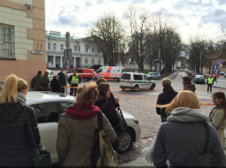 Cilvēki pulcējas Viļņas centrā pie prezidenta pils. Foto no portāla "15.min.lt"