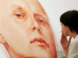 Krievu mākslinieku Dmitrija Vrubela un Viktorijas Timofejevas gleznotais krievu spiega Aleksandra Ļitviņenko pēdējais portrets nāves gultā. Glezna tika izstādīta galerijā Maskavā 2007.gadā. Foto: AFP/LETA