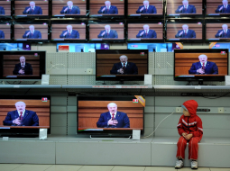 Baltkrievijas prezidents Aleksandrs Lukašenko TV ekrānos. Foto: AFP/LETA