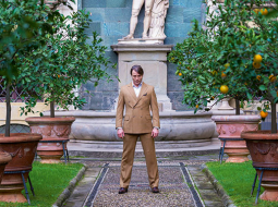 Seriāla titullomā dāņu aktieris Madss Mikelsens.