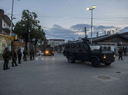 Cilvēki atstāj savas appludinātās mājas Stajkovcu ciemā netālu no Skopjes. Foto: AFP/LETA