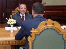 Valsts prezidents Raimonds Vējonis un Latvijas vēstnieks Azerbaidžānā Juris Maklakovs akreditācijas vēstules saņemšanas laikā Melngalvju namā. Maklakovs ir bijušais NBS komandieris. Foto: Evija Trifanova, LETA