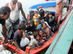 Bēgļi no Mjanmas un Bangladešas piestāj krastā. Foto: EPA/LETA
