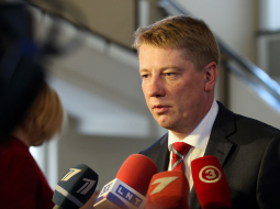 Satiksmes ministrs Anrijs Matīss pēc valdības lēmuma atbild uz žurnālistu jautājumiem. Foto: Edijs Pālens, LETA