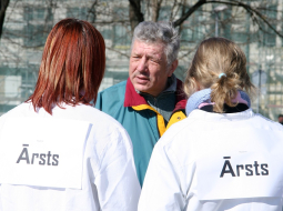 Medicīnas studenti intervē pacientu. Foto: Mārtiņš Plūme, LETA