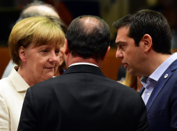 Vācijas kanclere Angela Merkele (no kreisās), Francijas prezidents Fransuā Olands un Grieķijas premjerministrs Aleksis Ciprs. Foto: AFP/LETA