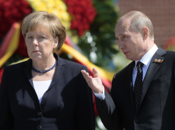 Vācijas kanclere Angela Merkele (no kreisās) Maskavā tikšanās laikā ar Vladimiru Putinu. Foto: ITAR-TASS/LETA