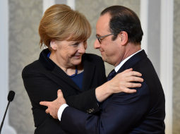Angela Merkele un Fransuā Olands pēc sarunu nakts preses konferencē. Foto: AFP/LETA