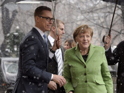 Somijas premjerministrs Aleksandrs Stubs (no kreisās) un Vācijas kanclere Angela Merkele. Foto: AFP/LETA