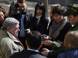 Atlaistais Novosibirskas operas teātra direktors Boriss Mezdričs (no kreisās) atbild uz žurnālistu jautājumiem. Foto: ITAR-TASS/LETA