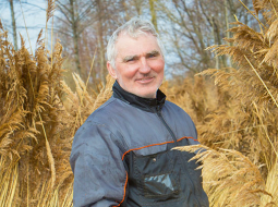 «Vecos laikos esot bijis teiciens, ka niedru jumtam jābūt līdzenam un gludam kā ledum,» saka Valdis Šīmanis.