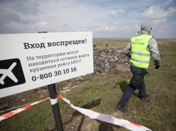 Vēl šogad aprīlī starptautiska izmeklētāju komanda ieradās Ukrainā lidmašīnas katastrofas vietā meklēt upuru atliekas. Uzraksts katastrofas vietā brīdina, ka te varētu būt mirušu cilvēku paliekas. Foto: ITAR-TASS/LETA