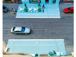 Līdzsvarotākas ielas telpas maketēšana Miera ielā. Fine Young Urbanists priekšlikums paredzēja izveidot apvienotas auto un tramvaja kustības joslas, kas radītu vietu velojoslām, kā arī ļautu paplašināt ietves vietās, kur nepieciešams.