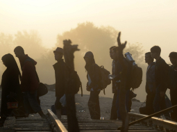Migranti šķērso Grieķijas un Maķedonijas robežu. Foto: EPA/LETA