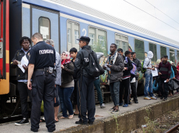 Migranti 30.jūnijā uz Maķedonijas robežas gatavojas iekāpt vilcienā, kas dodas uz Serbijas pilsētu Gevgeliju. Viņu mērķis ir Eiropas ziemeļvalstis. Foto: AFP/LETA