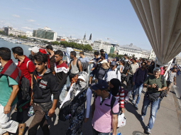 Migranti Budapeštā pāri Donavas tiltam dodas Austrijas virzienā. Foto: AFP/LETA