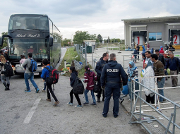 Sīrijas migranti uz Ungārijas - Austrijas robežas Nikelsdorfā Austrijā. Foto: AFP/LETA
