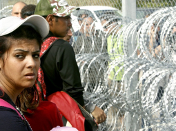 Migranti un bēgļi pie slēgtās Serbijas-Ungārijas robežas. Foto: EPA/LETA