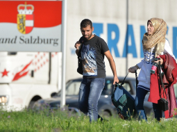 Migranti pie Zalcburgas Austrijā. Foto: EPA/LETA