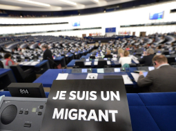 Eiropas Parlamentā uzraksts: "Esmu migrants." Foto: EPA/LETA