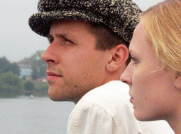 Valentīnas Kulaginas un Gustava Kluča lomās Inta Klusa un Miks Mitrēvics — viņš arī veidojis filmas grafisko dizainu.