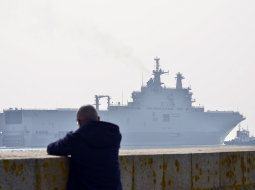 "Mistral" klases karakuģis "Sevastopol" Francijas ostas pilsētas Sentnazāras ūdeņos. Foto: AFP/LETA