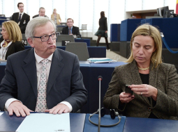 Federika Mogerīni (pa labi) un EK prezidents Žans Klods Junkers. Foto: AFP/LETA