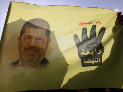 Muhameda Mursi portrets uz karoga. Foto: EPA/LETA