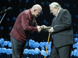 Komponists Pēteris Vasks DNB bankas speciālo balvu "Par talantu audzināšanu" pasniedz pedagogam, diriģentam un komponistam Jānim Kaijakam. Foto: Ģirts Ozoliņš, F64