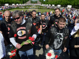 Putinu atbalstošie motociklisti "Nakts vilki" Berlīnes Treptova parkā šogad 9.maijā. Foto: AFP/LETA