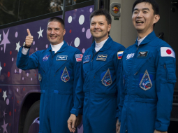 Kosmosa kuģis starptautiskajā kosmosa stacijā nogādājis Krievijas Federālās kosmosa aģentūras pārstāvi Oļegu Konoņenko (centrā), NASA lidojumu inženieri Kjellu Lindgrēnu (pa kreisi) un Japānas Aerokosmosa izpētes aģentūras pārstāvi Kimiju Jui. Foto: EPA/LETA