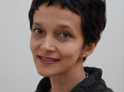 Nēla Vinkelmane (Neela Winkelmann) - Čehijas galvaspilsētā Prāgā bāzētās nevalstiskās organizācijas "Eiropas Atmiņas un sirdsapziņas platforma" izpilddirektore. Publicitātes foto