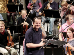 Diriģents Andris Nelsons pie Birmingemas simfoniskā orķestra pults. Foto: Rūta Kalmuka, F64