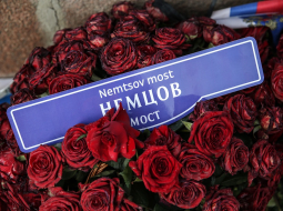 Ņemcova tilts - vēsta uzraksts uz plāksnītes, kuru tā arī nav izdevies novietot politiķa Borisa Ņemcova slepkavības vietā. Foto: ITAR-TASS/LETA