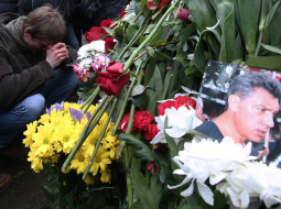 Ziedu kalns uz Maskavas upes tilta vietā, kur nogalināja politiķi Borisu Ņemcovu. Foto: ITAR-TASS/LETA