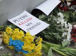 Ziedi Borisa Ņemcova piemiņai pie vēstniecības Rīgā pēc politiķa nogalināšanas. Foto: Kaspars Krafts, F64