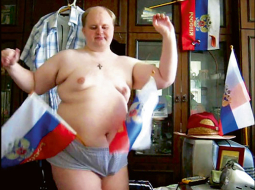 Filmas Muļķiem vietas nav pamatā ir krieva Sergija Astahova pašfilmēta videobloga epizodes — nenosakāma vecuma vīrietis ir gejs, taču tik ļoti pārņemts ar putinisko patriotismu un pareizticību, ka «brīvprātīgi piespiedu kārtā» dodas uz psihiatrisko slimnīcu, lai no šīs «slimības» ārstētos