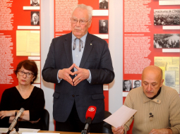 Eiropas Parlamenta deputāte, Okupācijas muzeja biedrības biedre Sandra Kalniete (no kreisās), Okupācijas muzeja biedrības valdes priekšsēdis Valters Nollendorfs un biedrības valdes loceklis Rihards Pētersons piedalās preses konferencē Latvijas Okupācijas muzejā, kurā aizstāv muzeja paplašināšanas ieceri.  Foto: Ieva Lūka, LETA