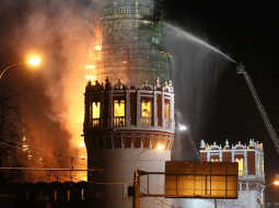 Deg Novodevičjes klostera tornis Maskavā. Foto: EPA/LETA