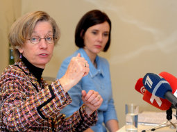 Ekonomiskās sadarbības un attīstības organizācijas (OECD) galvenā ekonomiste Ketrīna Mana (no kreisās) un ekonomikas ministre Dana Reizniece-Ozola piedalās OCED Ekonomikas pārskata par Latviju prezentācijas pasākumā. Foto: Ieva Lūka, LETA